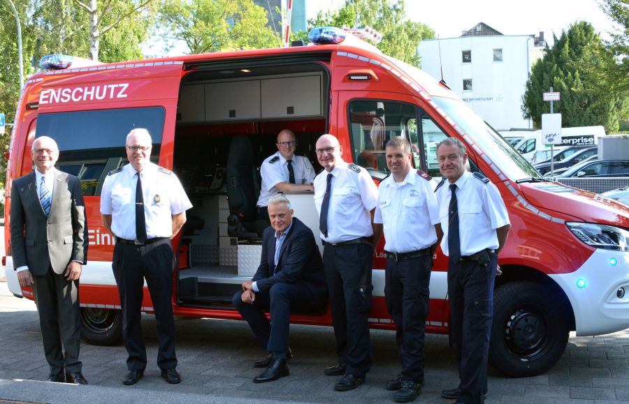 Stellten das Fahrzeug offiziell in Dienst – v.l.: stellv. Landrat Hans-Bernd Janzen, Kreisbrandmeister Elmar Keuter, stellv. Löschzugführer Mario Lenzmeier, Ordnungsdezernent des Kreises Paderborn Dr. André Brandt, Leiter der Freiwilligen Feuerwehr Delbrück Johannes Grothoff, Digitalfunkbeauftragter des Kreises Paderborn Mark Nigriny und Leiter der ABC-Einheiten Matthias Strunz   Foto: Kreis Paderborn, Presse- und Öffentlichkeitsarbeit, Meike Delang Stellten das Fahrzeug offiziell in Dienst – v.l.: stellv. Landrat Hans-Bernd Janzen, Kreisbrandmeister Elmar Keuter, stellv. Löschzugführer Mario Lenzmeier, Ordnungsdezernent des Kreises Paderborn Dr. André Brandt, Leiter der Freiwilligen Feuerwehr Delbrück Johannes Grothoff, Digitalfunkbeauftragter des Kreises Paderborn Mark Nigriny und Leiter der ABC-Einheiten Matthias Strunz   Foto: Kreis Paderborn, Presse- und Öffentlichkeitsarbeit, Meike Delang